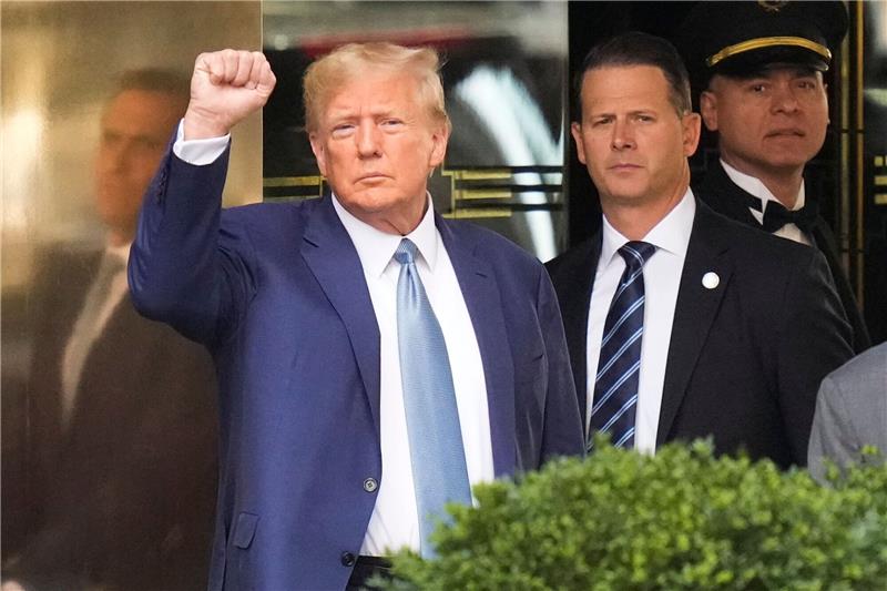 Trump zu Befragung wegen Geschäftspraktiken in New York Erneut für einen juristischen Fall in New York: Ex-US-Präsident Donald Trump zeigt sich kämpferisch.