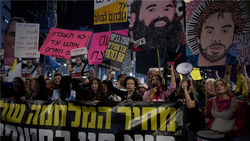 Erneut gehen in Israels Tausende Menschen für die Feilassung der Hamas-Geiseln auf die Straße.   