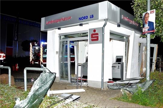 Erneut haben Automatensprenger in der Region zugeschlagen und hinterlassen am frühen Dienstagmorgen ein Trümmerfeld am Mascheroder Holz in Braunschweig. Fotos: Jörg Koglin