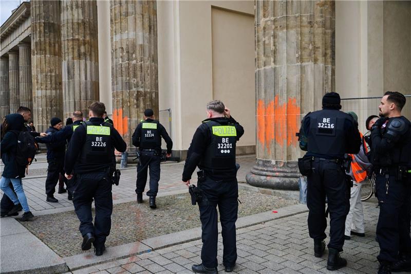 Brandenburger Tor erneut mit Farbe beschmiert Erneut ist das Brandenburger Tor mit Farbe beschmiert worden.