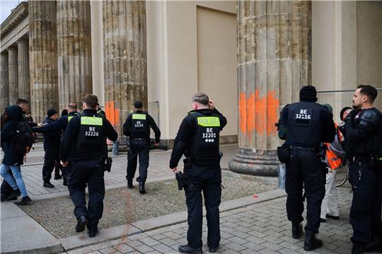 Erneut ist das Brandenburger Tor mit Farbe beschmiert worden.