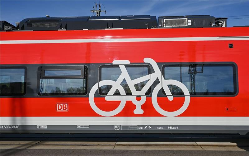 Erneut ist ein Regionalzug der Deutschen Bahn mit einigen Hundert Fahrgästen liegen geblieben. (Archivbild)