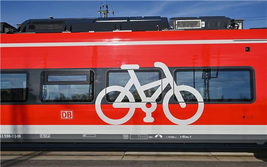 Erneut ist ein Regionalzug der Deutschen Bahn mit einigen Hundert Fahrgästen liegen geblieben. (Archivbild)