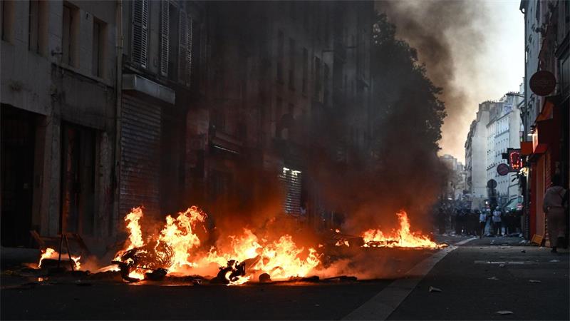 Erneut kommt es in Paris zu Zusammenstößen zwischen Randalierern und der Polizei.