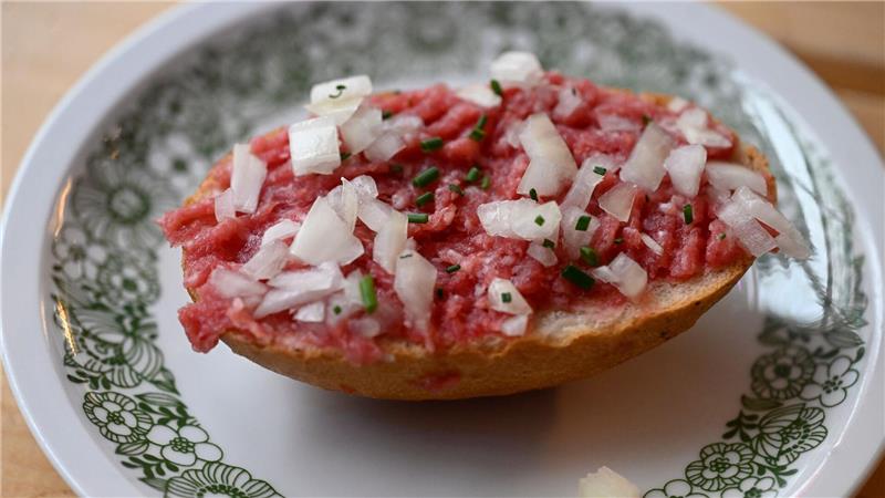 Erneuter Rückruf von Zwiebelmettwurst bei Penny. (Symbolbild)