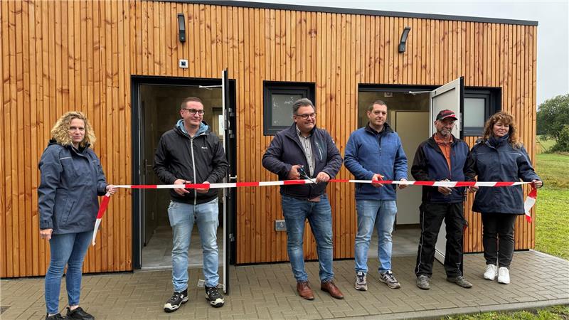 Eröffnen die neue Toilette am Hasselkopf offiziell (v.l.): Nadine Weise (Bauamt), Paul Kessner (Städtische Betriebe), Bürgermeister Wolfgang Langer, Benjamin Becke (Firma Heise), Dennis Rasch (Firma Lattmann) und Sandra Müller (Bauamt).