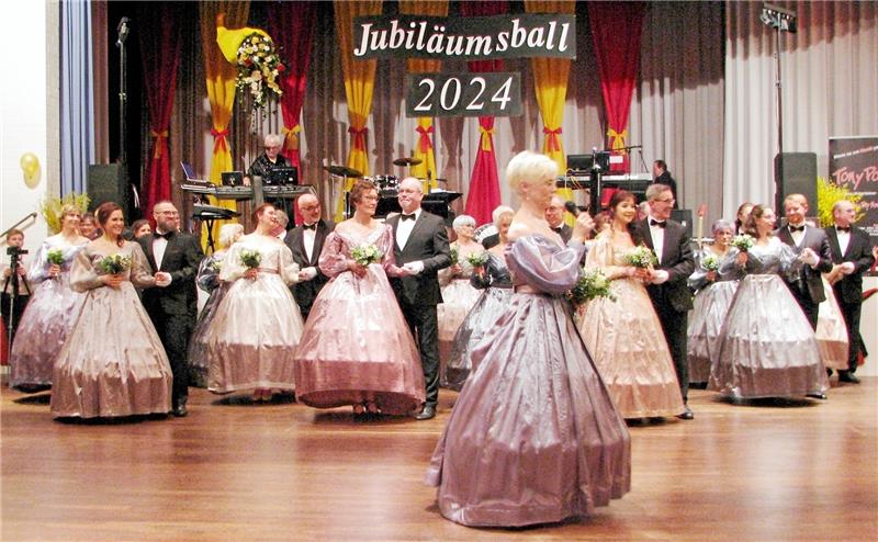 Andreasberger Tanzsportclub feiert 50. Geburtstag Eröffnet wird der Jubiläumsball im Kurhaus von zwölf Tanzpaaren des TSC , die sich dafür ganz speziell in Schale geworfen hatten. Moderiert wird der Abend von der Vorsitzenden Regina Jütte (vorn). Foto: Siebeneicher