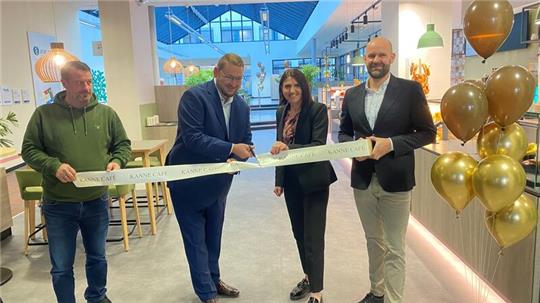Eröffneten die neue Cafeteria in der Asklepios Harzklinik Goslar: Geschäftsführerin Daniela Kautz von Kanne Café mit Asklepios Harzkliniken-Geschäftsführer Dennis Figlus (l.), zusammen mit Felix Müller, Head of operations von Kanne Café (r.), und Lars Dertinger, stellv. tech. Leiter der Asklepios Harzkliniken.