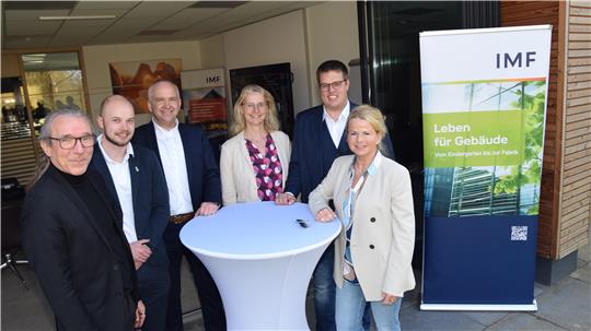 Eröffnung des neuen IMF-Standorts in der Baßgeige: (v.l.) Erster Stadtrat Dirk Becker, SPD-Landtagsabgeordneter Christoph Willeke, Carsten Baumann, Sandra Bogisch, Gerald Fulst und Oberbürgermeisterin Urte Schwerdtner.