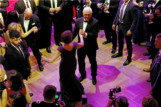 Eröffnungstanz auf dem Bundespresseball: Bundespräsident Frank-Walter Steinmeier und Elke Büdenbender.