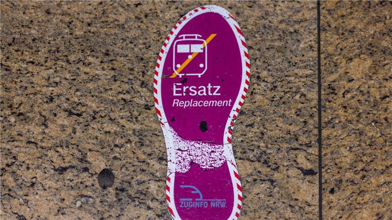 Ersatzbusse sollen teilweise im Zehn-Minuten-Takt fahren - trotzdem werden Reisende deutlich länger unterwegs sein als per Zug. (Archivbild)