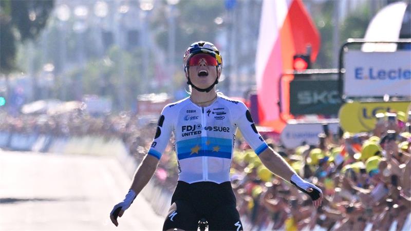 Frauen-Tour vor Finale mit Sekundenkrimi: Vollering in Gelb Erschöpft, aber glücklich: Demi Vollering.