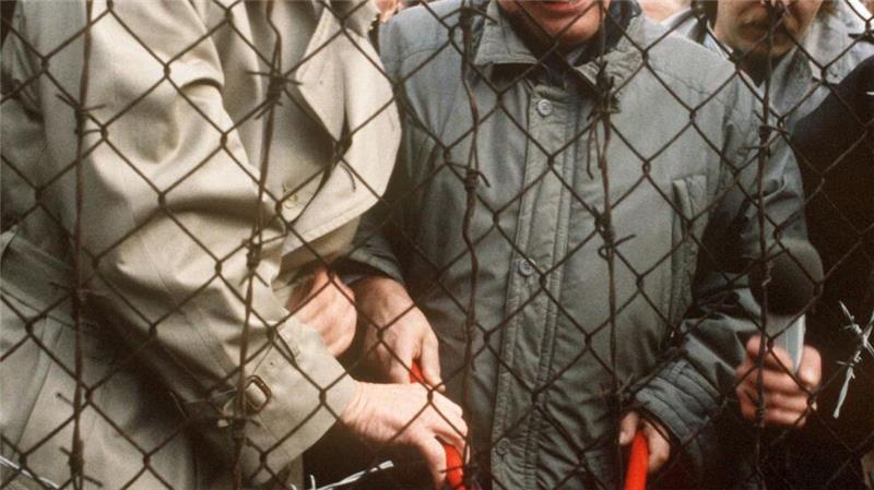 Deutscher mehr als 40 Jahre nach DDR-Flucht festgenommen Erst 1989 fällt der sogenannte Eiserne Vorhang zwischen der Tschechoslowakei und Deutschland. Bundesaußenminister Hans-Dietrich Genscher und sein tschechischer Amtskollege Jiri Dienstbier durchschneiden am 23.12.1989 in Rozvadov den Stacheldraht. (Archivbild)