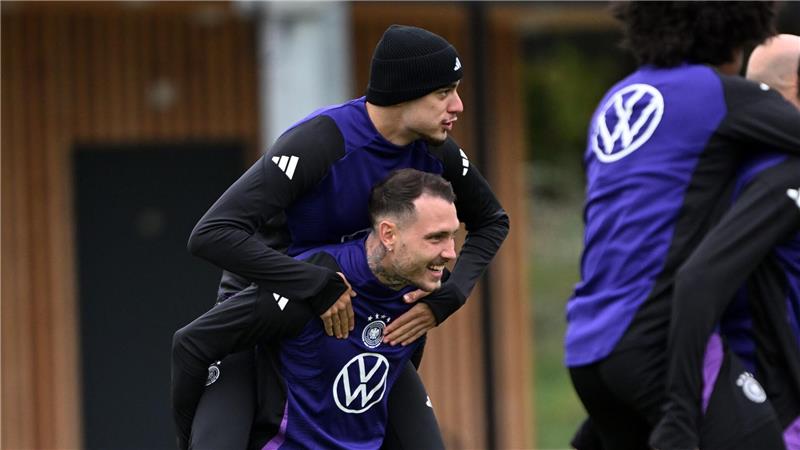 Bilder des Tages Erst Huckepack dann Doppelpack? Beim Training der Fußball-Nationalmannschaft vor dem WM-Quali-Spiel gegen Luxemburg trägt David Raum Aleksandar Pavlovic auf den Schultern.