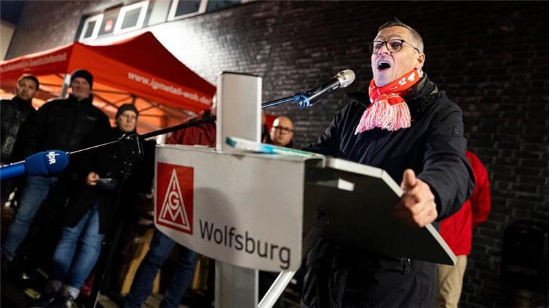 Volkswagen vor Warnstreiks - Ende der Friedenspflicht Erst am Freitag hatte Volkswagen die Vorschläge von IG Metall und Betriebsrat zur Kostenentlastung zurückgewiesen. Damit werfe der Vorstand „weiteres Brennholz ins Feuer“, sagte Gröger.