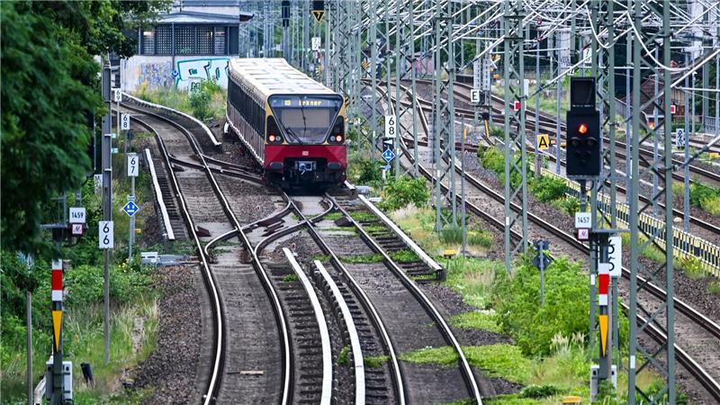 Nach Sturm-Chaos: Bahn-Verkehr in Berlin beruhigt sich Erst am Montagabend fuhren wieder erste S-Bahnen.