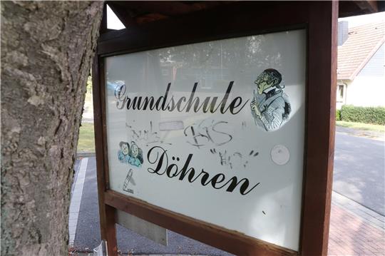 Erst auf den zweiten Blick fällt das alte Hinweisschild der Schule ins Auge, in dem sich die Pausenhalle spiegelt. Aktuell nutzen Döhrener Vereine den Gebäudekomplex, der saniert und umgebaut werden soll – aber erst in 2024.  Foto: Gereke