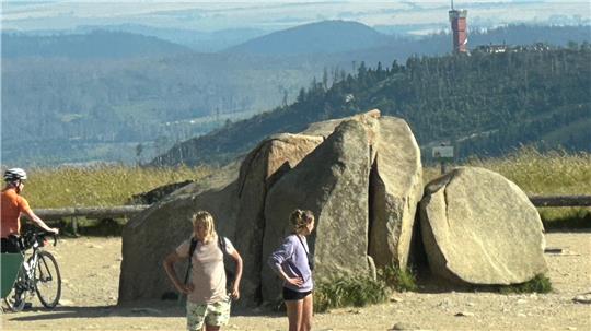 Erst auf die Achtermannshöhe, anschließend auf den Brocken und dann auf den Wurmberg: Die Drei-Gipfel-Wanderung am Samstag hat es in sich.