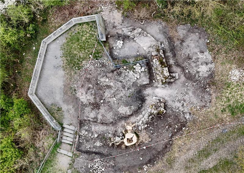 Bllick von oben auf  den Turm. 