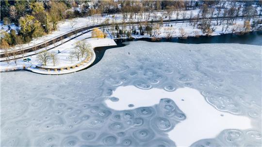 Erst bei einer Eisschicht von mindestens 13 Zentimetern ist der Maschsee ausreichend tragfähig. 