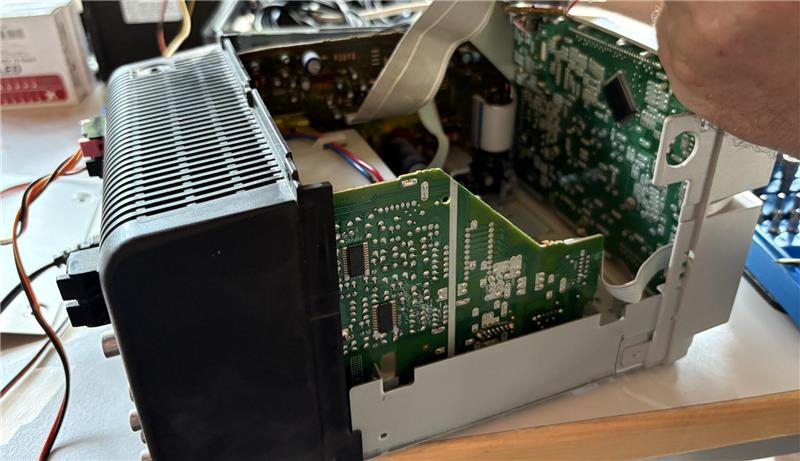 Erst beim genaueren Hinschauen fällt den Reparateuren auf, dass ein Zähnchen eines Zahnrads abgebrochen ist.