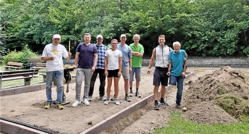 Erst die Arbeit, dann das Vergnügen: Die Boule-Freunde Goslar finanzierten die Bahnen am Kahnteich mit Spenden und Mitgliedsbeiträgen und fassen selber mit an.  Foto: Vereinsarchiv