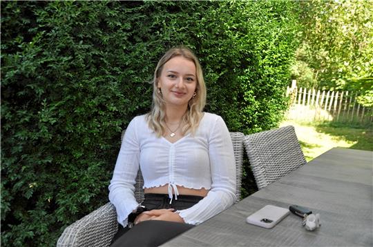 Erst die Ausbildung in der Pflege, später liebend gern ein Studium der Medizin: Isabel Gunder gibt unumwunden zu, dass sie es im „Hotel Mama“ noch drei wunderbare Jahre aushalten könnte. Foto: Heine