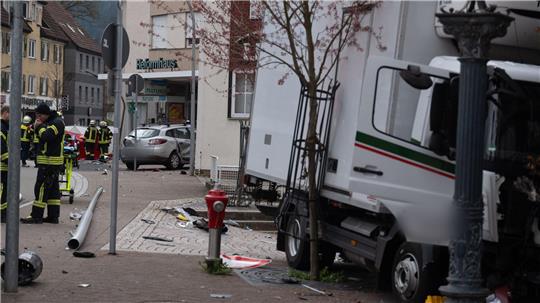 Erst die Hauswand einer Gaststätte bringt den Transporter zum Stehen.