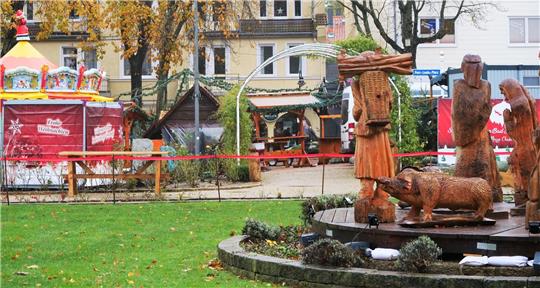 Erst die Krippenfiguren, dann die Wintertreff-Büdchen: Auf dem Port-Louis-Platz und im Rosengarten wird es immer vorweihnachtlicher. Foto: Potthast