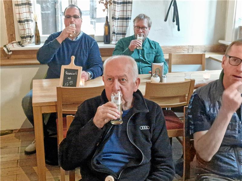 „Ein schönes, erfrischendes Sommerbier“ Erst ein „Goseanna“ und dann ein Schluck Jubiläumsbier.