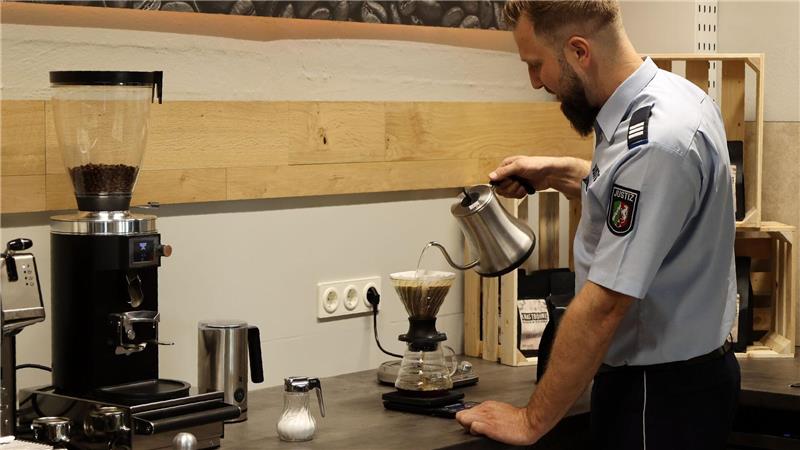 Kaffee zu schwach? Physiker haben Tipps Erst ein Kaffee und dann die Welt - so starten etliche Menschen in Deutschland in den Tag. (Archivbild)