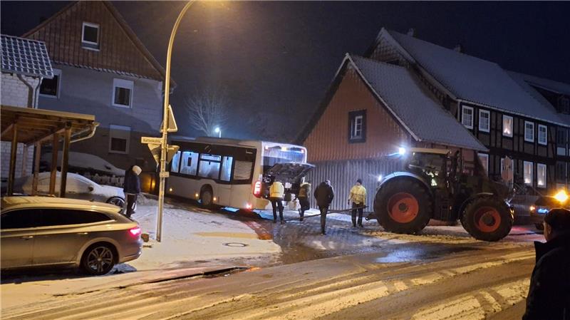 Bus fährt in Othfresener Hauswand: Jetzt sprechen die Anwohner Trecker schleppt Linienbus ab.