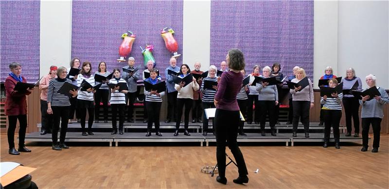Universitätschor Clausthal singt Trinklieder Erst herbstbunt gewandet, dann geringelt. Der Universitätschor unter Leitung von Carolin Hlusiak (Mitte) präsentiert ja auch den „Drunken Sailor“. Fotos: Potthast