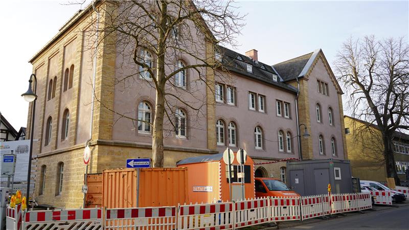 Ratsgymnasium Goslar: Container verschwinden, Umzug erst später Das neue Oberstufen-Gebäude ist mit einem Bauzaun umgeben.