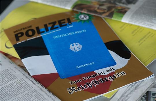 Erst jüngst bei einer großangelegten Anti-Terror-Razzia wurden am 7. Dezember 2022 sogenannte Reichsbürger festgenommen. Foto: dpa