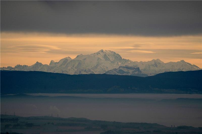 Zwei Deutsche sterben bei Unglück am Montblanc Erst kürzlich ging am Montblanc eine Lawine ab und verschüttete möglicherweise mehrere Skifahrer. Nun starben zwei Deutsche durch herabfallendes Gletschereis.