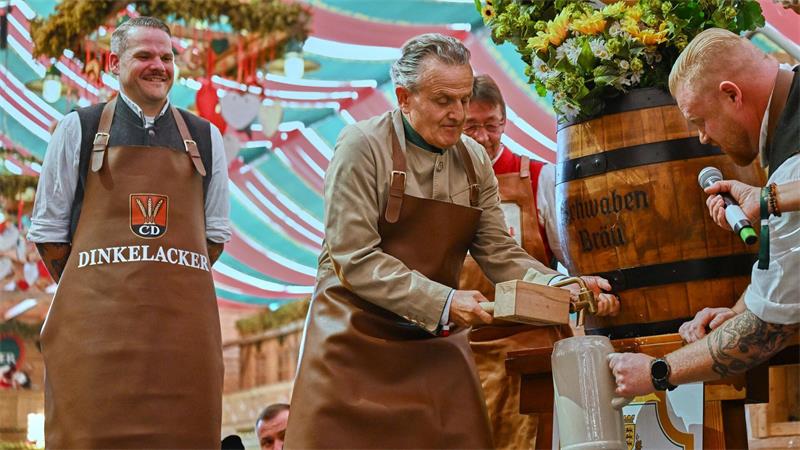 Cannstatter Volksfest startet mit Fassanstich und Festumzug Erst nach dem Fassanstich darf auch in den anderen sieben Zelten Bier ausgeschenkt werden.