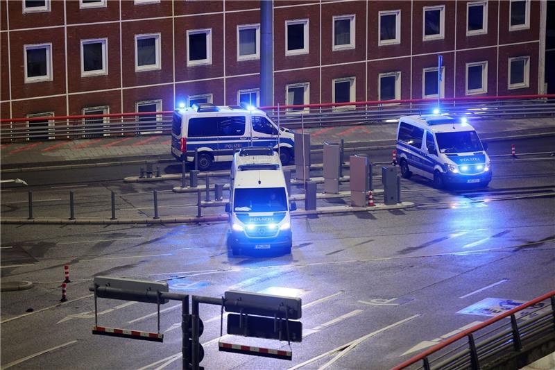 Flughafen-Geiselnehmer in U-Haft Erst nach mehreren Stunden zäher Verhandlungen mit der Polizei hatte der 35-Jährige Geiselnehmer aufgegeben.