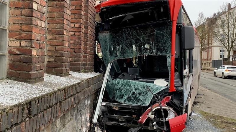 Unfall mit Bus und fünf Pkw - mehrere Schwerverletzte Erst nach rund 200 Meter kommt der Bus an einem stillgelegten Gebäude zum Stehen.