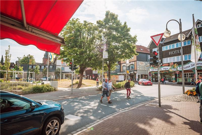 Erst soll im nächsten Frühjahr eine „intelligente Ampel“ kommen, dann soll Mitte 2024 mit der Verbreiterung der Elbingeröder Straße um eine Linksabbiegespur begonnen werden, hieß es am Montagabend im Bauausschuss.  Foto: Brabanski