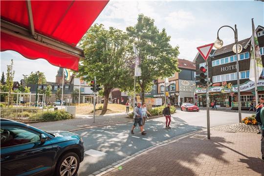Erst soll im nächsten Frühjahr eine „intelligente Ampel“ kommen, dann soll Mitte 2024 mit der Verbreiterung der Elbingeröder Straße um eine Linksabbiegespur begonnen werden, hieß es am Montagabend im Bauausschuss.  Foto: Brabanski