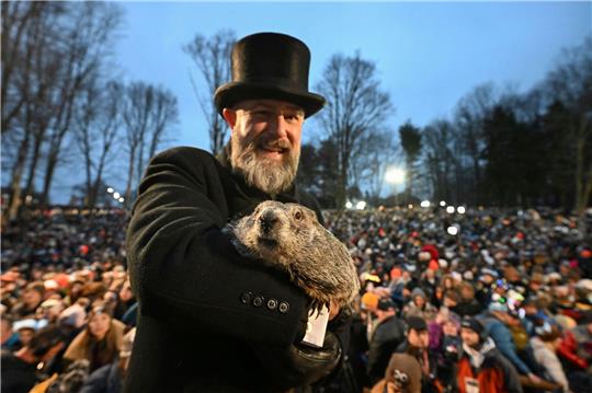 Erst vor wenigen Wochen sagte Murmeltier Punxsutawney Phil - hier gehalten von Murmeltierbetreuer A.J. Dereume - einen frühen Frühling für dieses Jahr voraus.