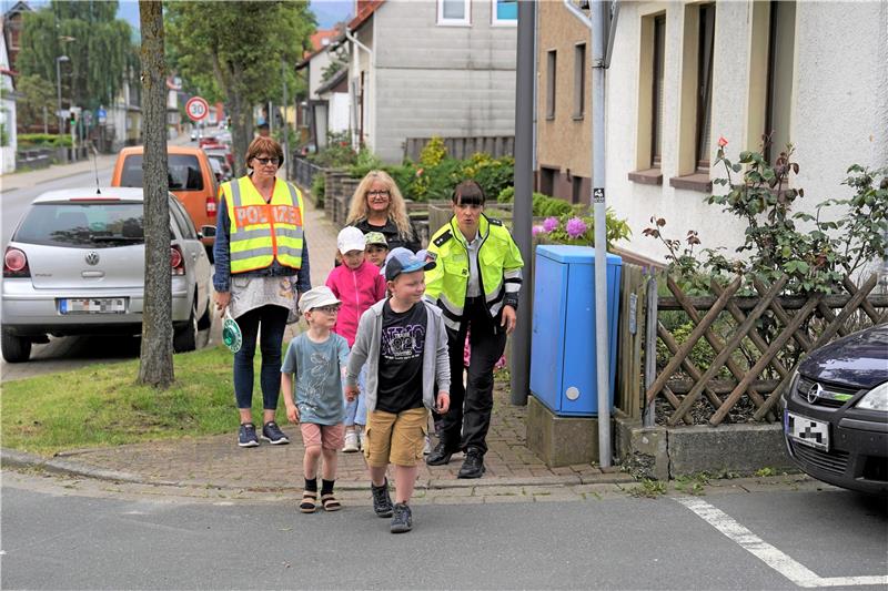 Kleine Füße, sicherer Schulweg: Bordstein ist der beste Kumpel Erst wenn die Räder von anhaltenden Fahrzeugen stehen, ist es sicher, die Straße zu überqueren. Fotos: Bode
