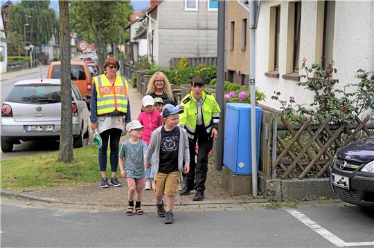Erst wenn die Räder von anhaltenden Fahrzeugen stehen, ist es sicher, die Straße zu überqueren. Fotos: Bode