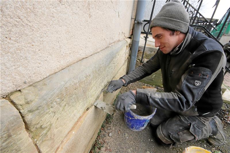 Dorfgemeinschaftshaus Nauen: Modernisierung beginnt Erste Arbeiten am Nauener Gebäude laufen schon – so wie hier am Sandsteinsockel. Foto: Gereke