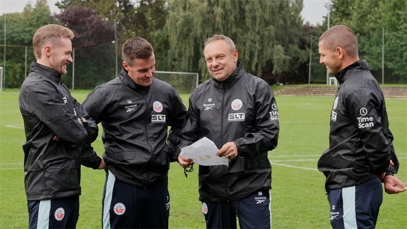 Erste Besprechung mit dem Trainerteam: Breitenreiter (2.v.r) mit den Co-Trainern Yannic Thiel, Timo Struckmeier und Adam Susac (l-r). 