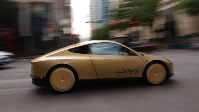 Erste Fahrzeuge von Teslas selbstfahrendem Cybercab ohne Lenkrad und Pedale befördern Menschen im texanischen Austin. (Archivbild)