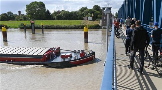 Erste Fußgänger und Radfahrer überquerten die neue Friesenbrücke bei Weener. 