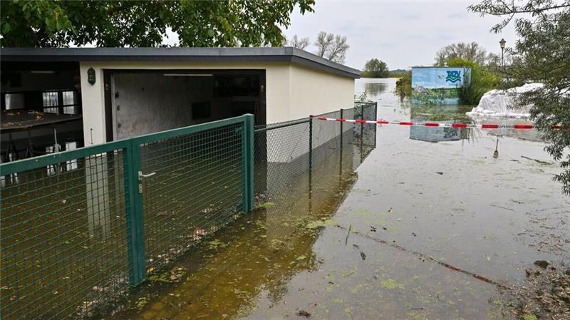 Hochwasser steigt - Erste Straßen an der Oder überflutet Erste Garagen und Gehwege stehen in Fürstenberg, einem Stadtteil von Eisenhüttenstadt, unter Wasser.