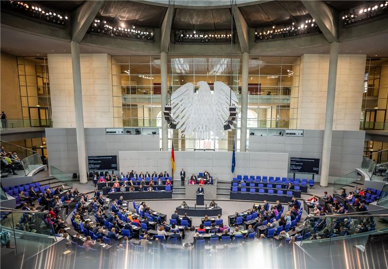 Erste Lesung zur Änderung des Gebäudeenergiegesetzes - Robert Habeck spricht im Bundestag.